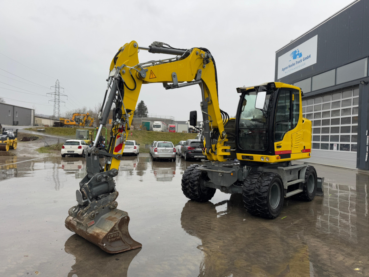 LIEBHERR 910 Compact Litronic Powertilt - Gumikerekes kotró: 1 kép. LIEBHERR 910 Compact Litronic Powertilt - Gumikerekes kotró: 1 kép.