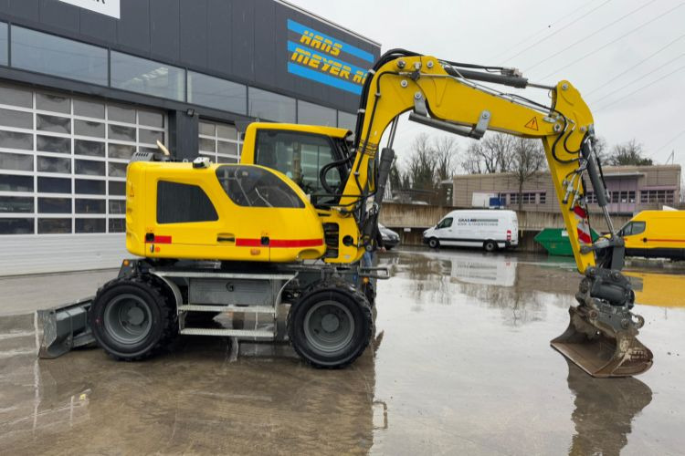 Liebherr 910 Compact Litronic Powertilt - Gumikerekes kotró: 3 kép. Liebherr 910 Compact Litronic Powertilt - Gumikerekes kotró: 3 kép.