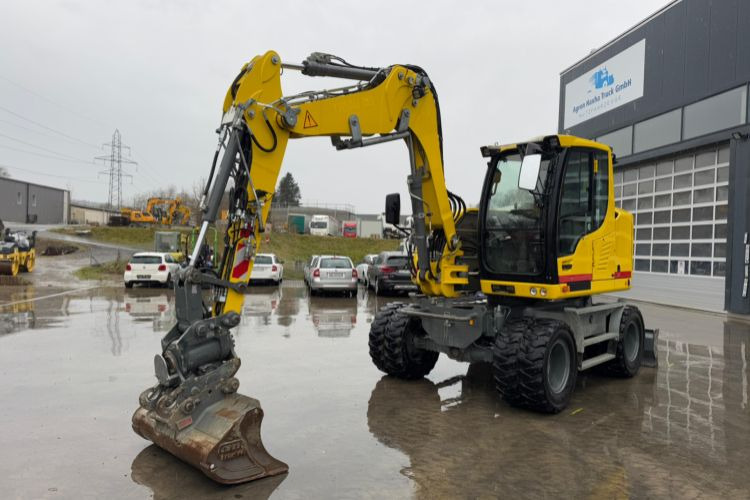 Liebherr 910 Compact Litronic Powertilt - Gumikerekes kotró: 1 kép. Liebherr 910 Compact Litronic Powertilt - Gumikerekes kotró: 1 kép.