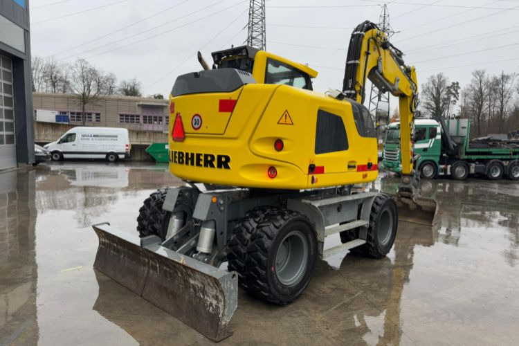 Liebherr 910 Compact Litronic Powertilt - Gumikerekes kotró: 4 kép. Liebherr 910 Compact Litronic Powertilt - Gumikerekes kotró: 4 kép.