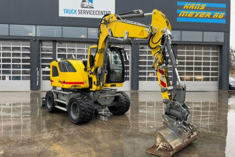 Liebherr 910 Compact Litronic Powertilt - Gumikerekes kotró: 2 kép. Liebherr 910 Compact Litronic Powertilt - Gumikerekes kotró: 2 kép.