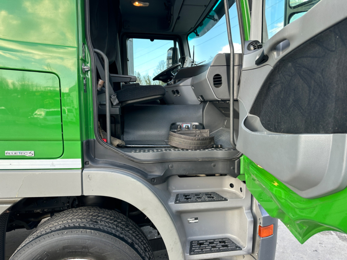 MERCEDES 2551 V8 6x2 Fassi 185-5 Bj.2020 - Billenőplatós teherautó, Darus autó: 4 kép. MERCEDES 2551 V8 6x2 Fassi 185-5 Bj.2020 - Billenőplatós teherautó, Darus autó: 4 kép.