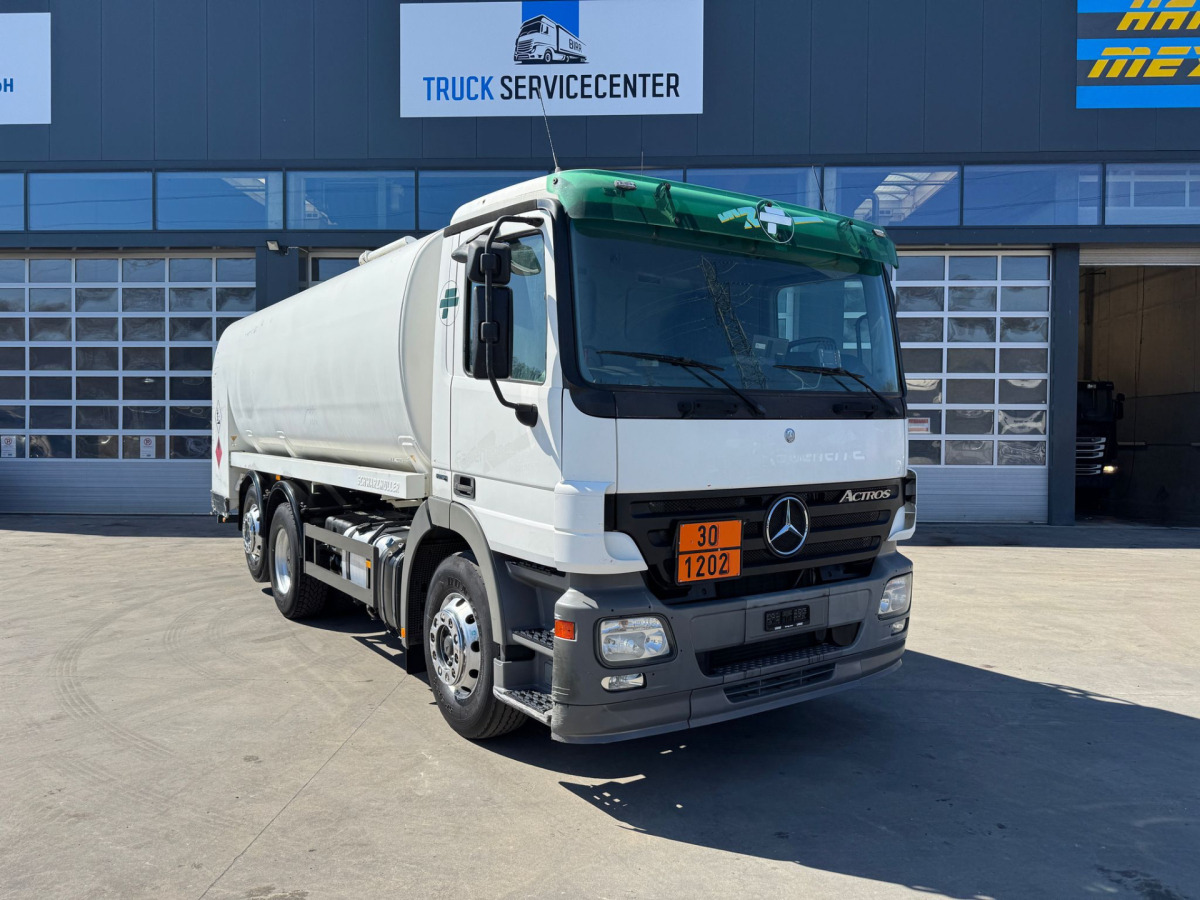 MERCEDES Actros 2541 6x2 Schwarzmüller 21260L - Tartályos teherautó: 3 kép. MERCEDES Actros 2541 6x2 Schwarzmüller 21260L - Tartályos teherautó: 3 kép.