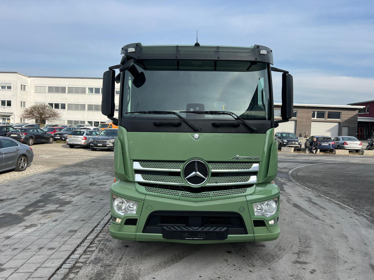 MERCEDES Actros 2543 6x2 - Alvaz teherautó: 2 kép. MERCEDES Actros 2543 6x2 - Alvaz teherautó: 2 kép.
