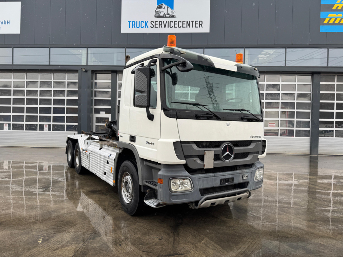 MERCEDES Actros 2644 6x4 Hiab - Horgos rakodó teherautó: 2 kép. MERCEDES Actros 2644 6x4 Hiab - Horgos rakodó teherautó: 2 kép.