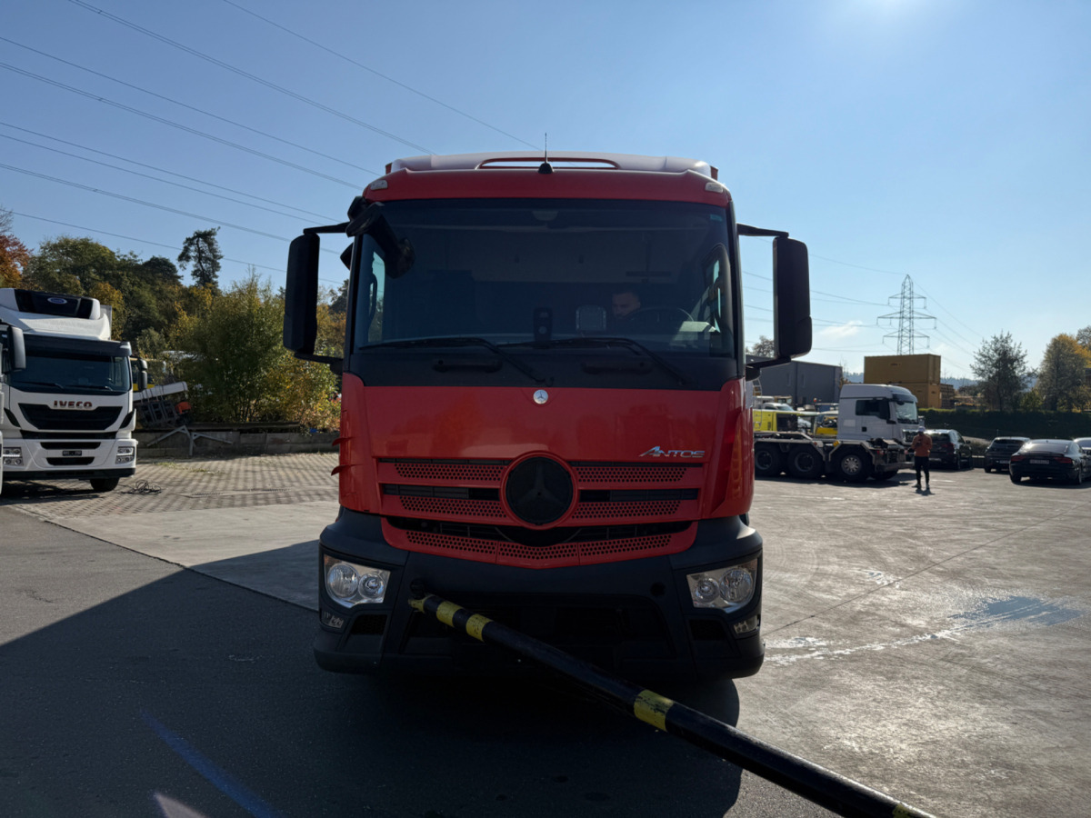 MERCEDES Antos 2540 6x2 (Engine defect) - Dobozos felépítményű teherautó: 2 kép. MERCEDES Antos 2540 6x2 (Engine defect) - Dobozos felépítményű teherautó: 2 kép.
