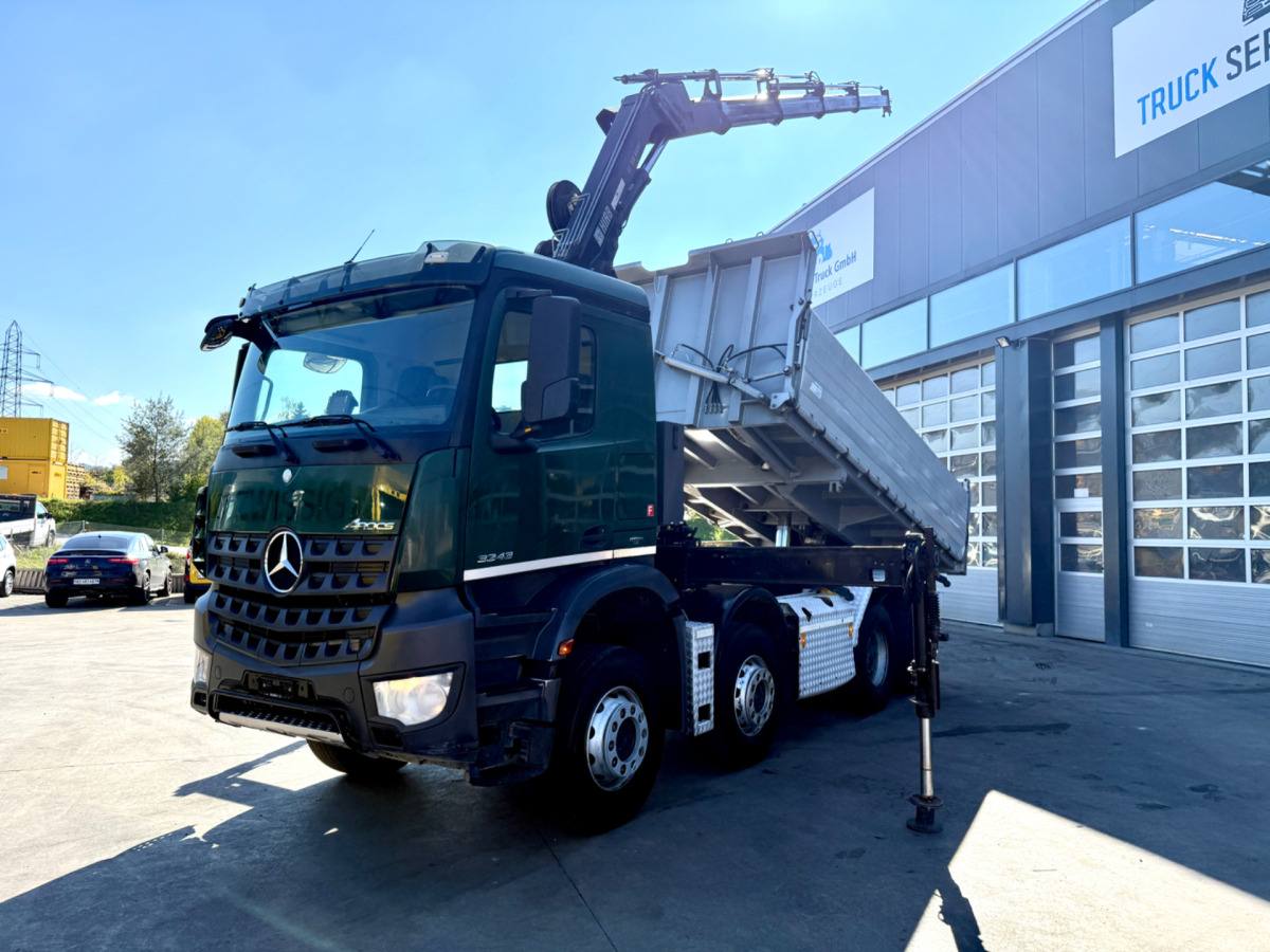 MERCEDES Arocs 3242 8x4 Hiab 166-4 - Billenőplatós teherautó, Darus autó: 3 kép. MERCEDES Arocs 3242 8x4 Hiab 166-4 - Billenőplatós teherautó, Darus autó: 3 kép.