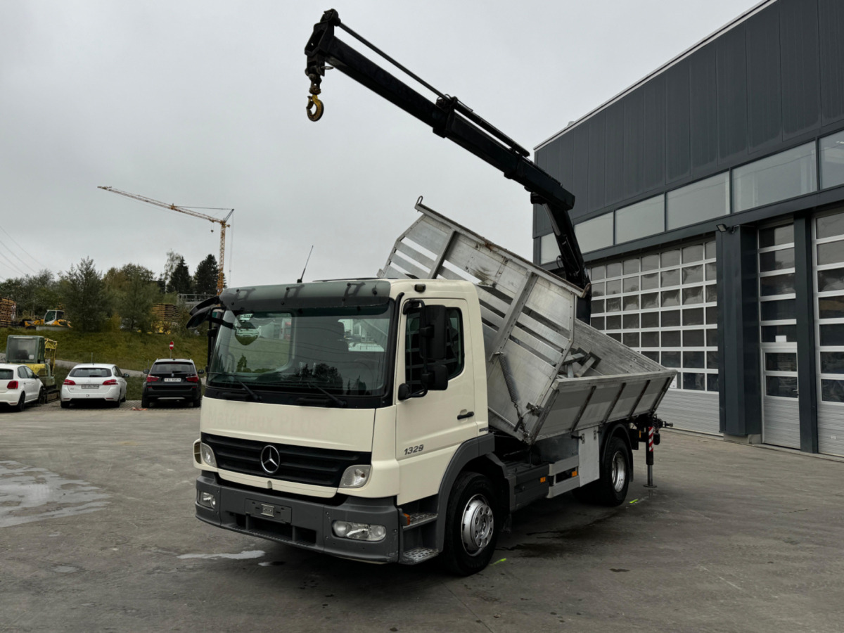MERCEDES Atego 1329 4x2 Hiab 088-2 - Billenőplatós teherautó, Darus autó: 1 kép. MERCEDES Atego 1329 4x2 Hiab 088-2 - Billenőplatós teherautó, Darus autó: 1 kép.