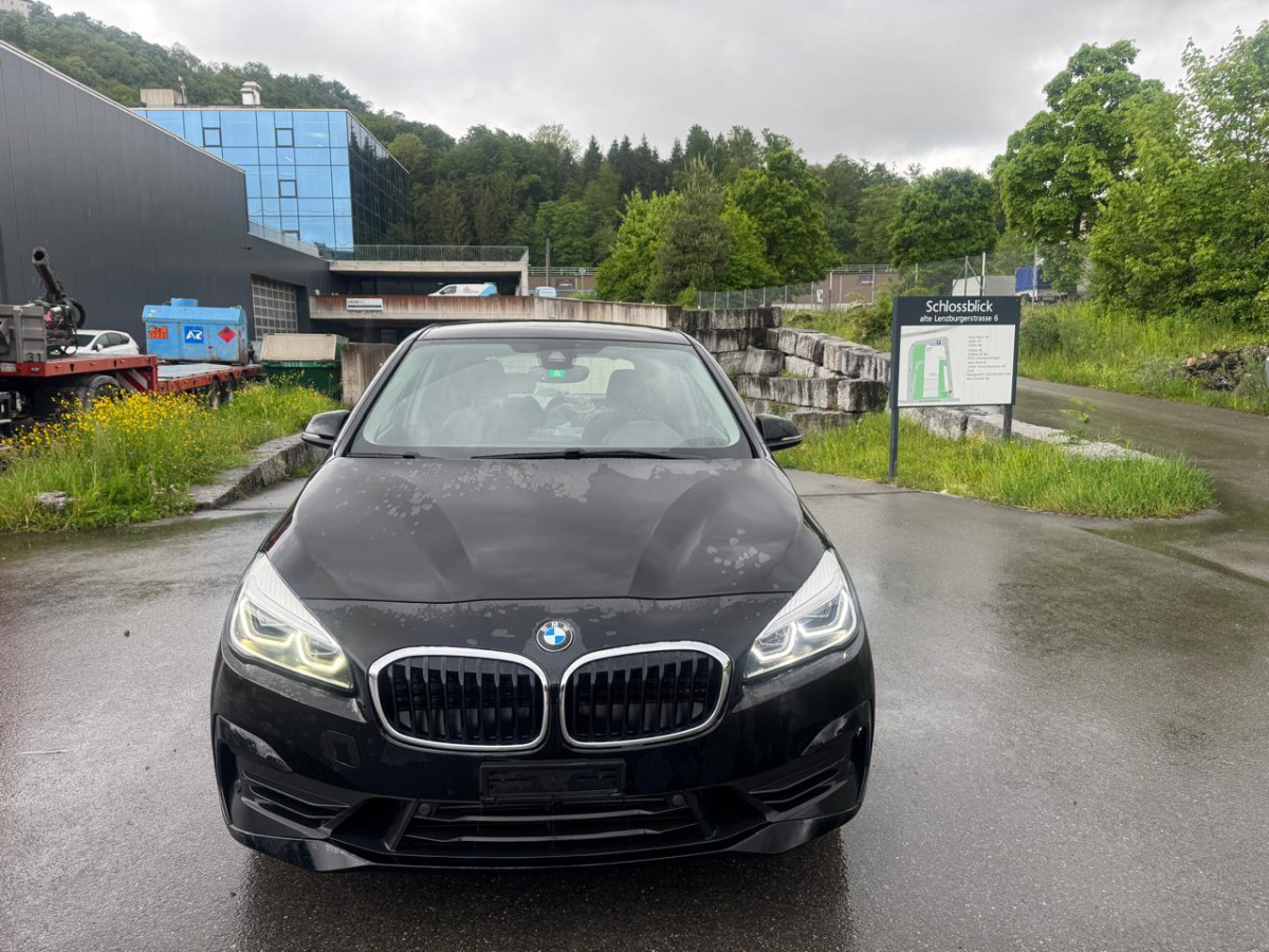 Marke BMW 218d xDrive - Hatchback: 2 kép. Marke BMW 218d xDrive - Hatchback: 2 kép.