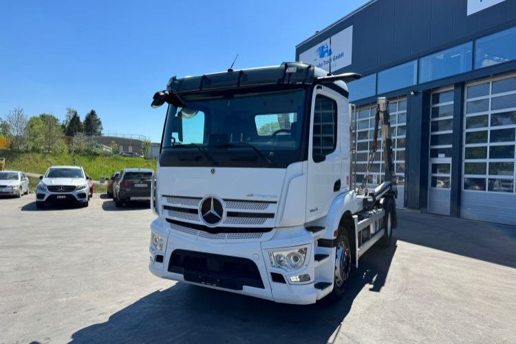 Mercedes-Benz Actros 1843 4x2 Trösch - Billenőplatós teherautó: 1 kép. Mercedes-Benz Actros 1843 4x2 Trösch - Billenőplatós teherautó: 1 kép.