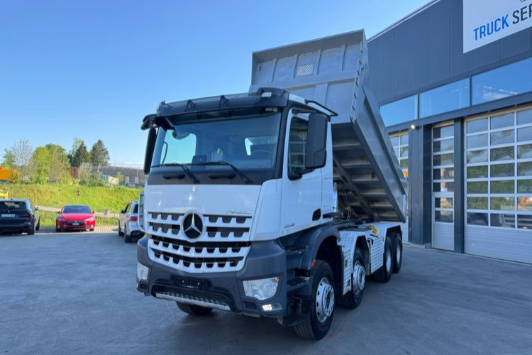 Mercedes-Benz Arocs 3248 8x4 - Billenőplatós teherautó: 1 kép. Mercedes-Benz Arocs 3248 8x4 - Billenőplatós teherautó: 1 kép.