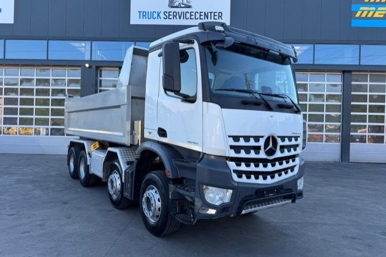 Mercedes-Benz Arocs 3248 8x4 - Billenőplatós teherautó: 4 kép. Mercedes-Benz Arocs 3248 8x4 - Billenőplatós teherautó: 4 kép.