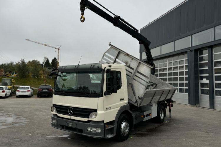 Mercedes-Benz Atego 1329 4x2 Hiab 088-2 - Billenőplatós teherautó, Darus autó: 1 kép. Mercedes-Benz Atego 1329 4x2 Hiab 088-2 - Billenőplatós teherautó, Darus autó: 1 kép.