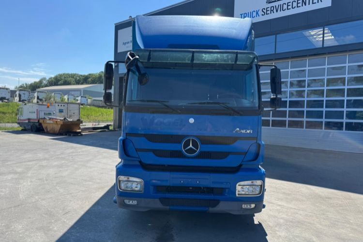 Mercedes-Benz Axor 1833 4x2 - Ponyvás teherautó: 2 kép. Mercedes-Benz Axor 1833 4x2 - Ponyvás teherautó: 2 kép.