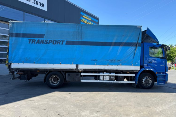 Mercedes-Benz Axor 1833 4x2 - Ponyvás teherautó: 4 kép. Mercedes-Benz Axor 1833 4x2 - Ponyvás teherautó: 4 kép.