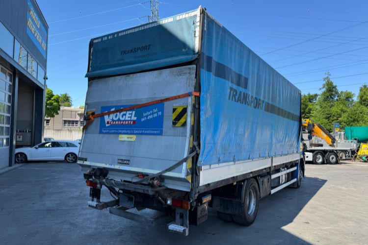 Mercedes-Benz Axor 1833 4x2 - Ponyvás teherautó: 5 kép. Mercedes-Benz Axor 1833 4x2 - Ponyvás teherautó: 5 kép.