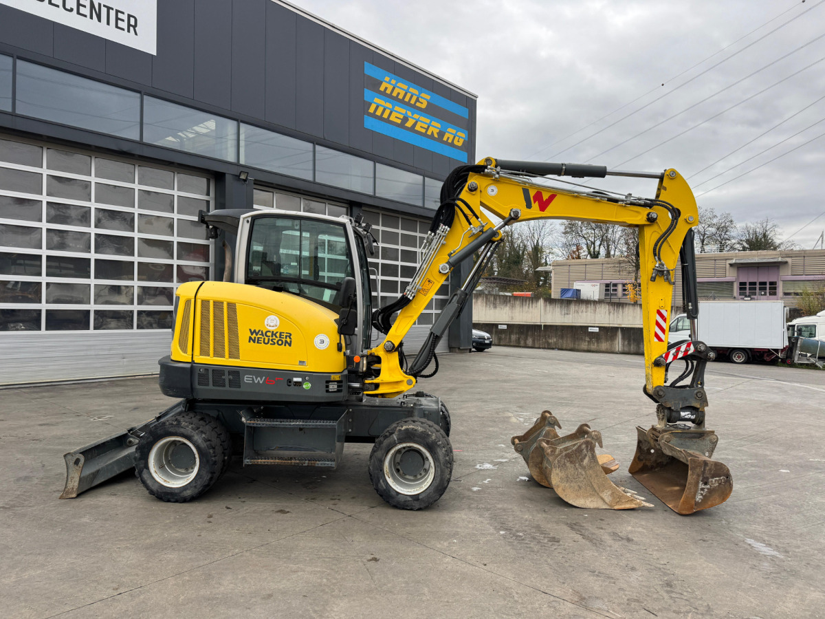 NEUSON EW65 E14-2 Powertilt 3x Schaufeln - Gumikerekes kotró: 3 kép. NEUSON EW65 E14-2 Powertilt 3x Schaufeln - Gumikerekes kotró: 3 kép.