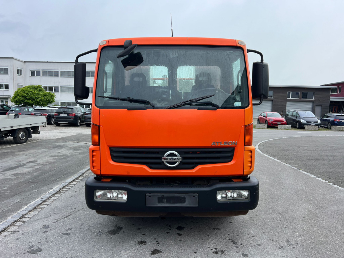 NISSAN Atleon 80.19 4x2 Hooklift - Horgos rakodó teherautó: 3 kép. NISSAN Atleon 80.19 4x2 Hooklift - Horgos rakodó teherautó: 3 kép.