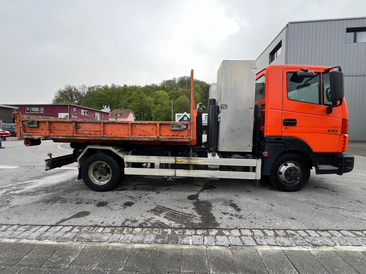 NISSAN Atleon 80.19 4x2 Hooklift - Horgos rakodó teherautó: 5 kép. NISSAN Atleon 80.19 4x2 Hooklift - Horgos rakodó teherautó: 5 kép.