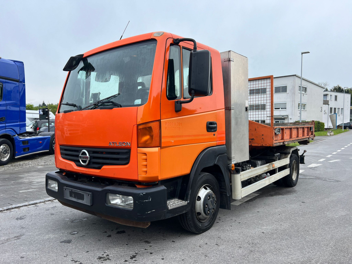 NISSAN Atleon 80.19 4x2 Hooklift - Horgos rakodó teherautó: 2 kép. NISSAN Atleon 80.19 4x2 Hooklift - Horgos rakodó teherautó: 2 kép.