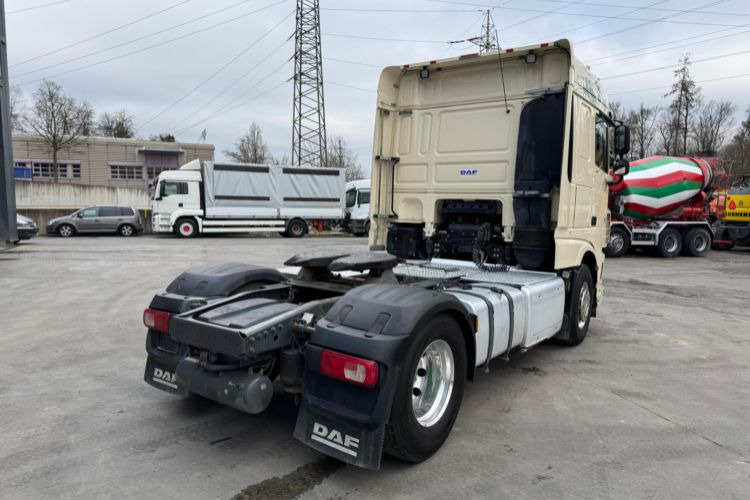 DAF XF460 4x2 - Nyergesvontató: 5 kép. DAF XF460 4x2 - Nyergesvontató: 5 kép.