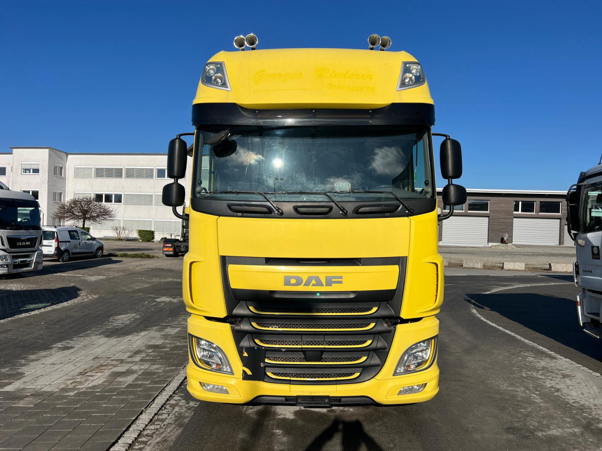 DAF XF510 4x2 - Nyergesvontató: 2 kép. DAF XF510 4x2 - Nyergesvontató: 2 kép.
