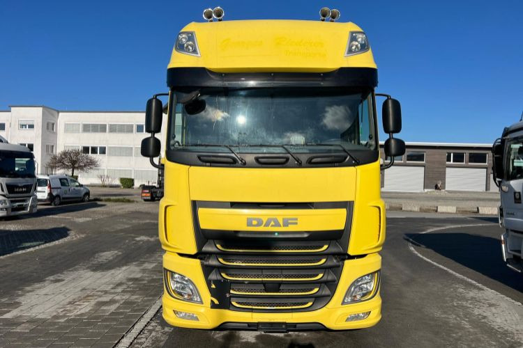 DAF XF510 4x2 - Nyergesvontató: 2 kép. DAF XF510 4x2 - Nyergesvontató: 2 kép.