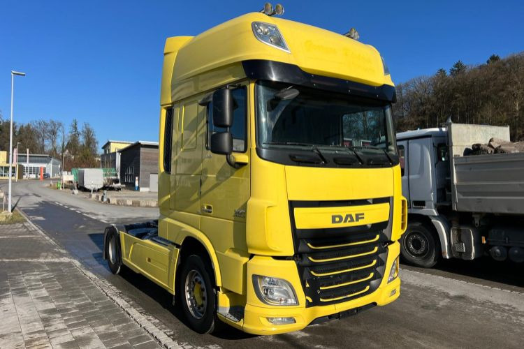DAF XF510 4x2 - Nyergesvontató: 3 kép. DAF XF510 4x2 - Nyergesvontató: 3 kép.