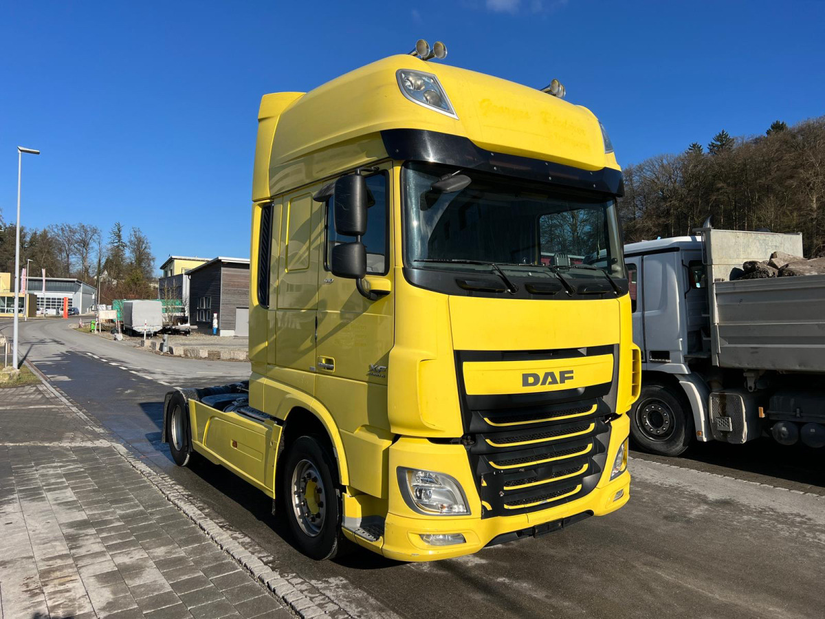 DAF XF510 4x2 - Nyergesvontató: 3 kép. DAF XF510 4x2 - Nyergesvontató: 3 kép.