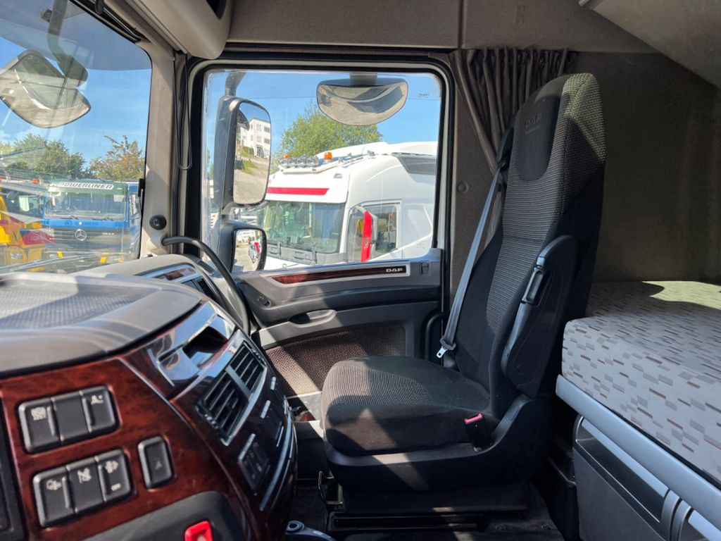 Nyergesvontató DAF XF510 6x2: 13 kép.