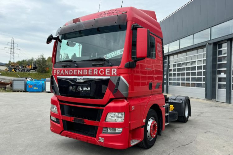 MAN TGX 18.440 4x2 - Nyergesvontató: 1 kép. MAN TGX 18.440 4x2 - Nyergesvontató: 1 kép.