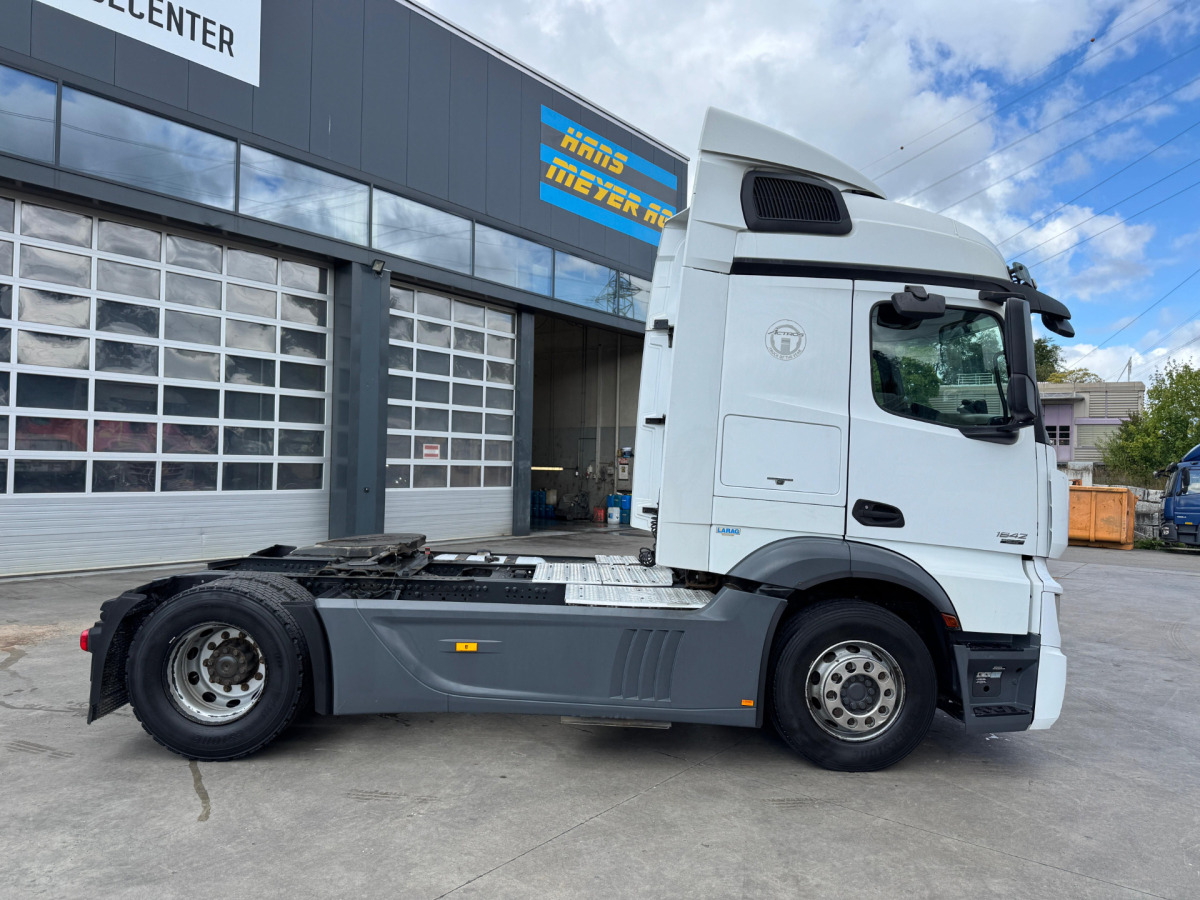 MERCEDES Actros 1842 4x2 - Nyergesvontató: 4 kép. MERCEDES Actros 1842 4x2 - Nyergesvontató: 4 kép.