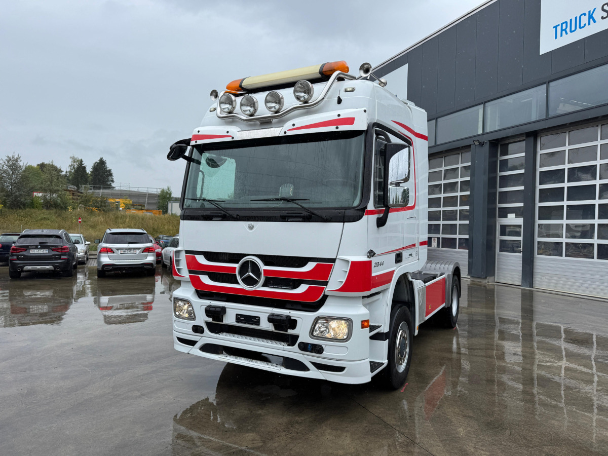MERCEDES Actros 2044 4x4 - Nyergesvontató: 1 kép. MERCEDES Actros 2044 4x4 - Nyergesvontató: 1 kép.