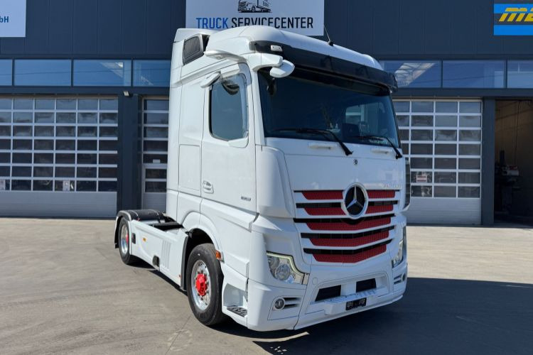 Mercedes-Benz Actros 1851 4x4 Hydraulik - Nyergesvontató: 3 kép. Mercedes-Benz Actros 1851 4x4 Hydraulik - Nyergesvontató: 3 kép.