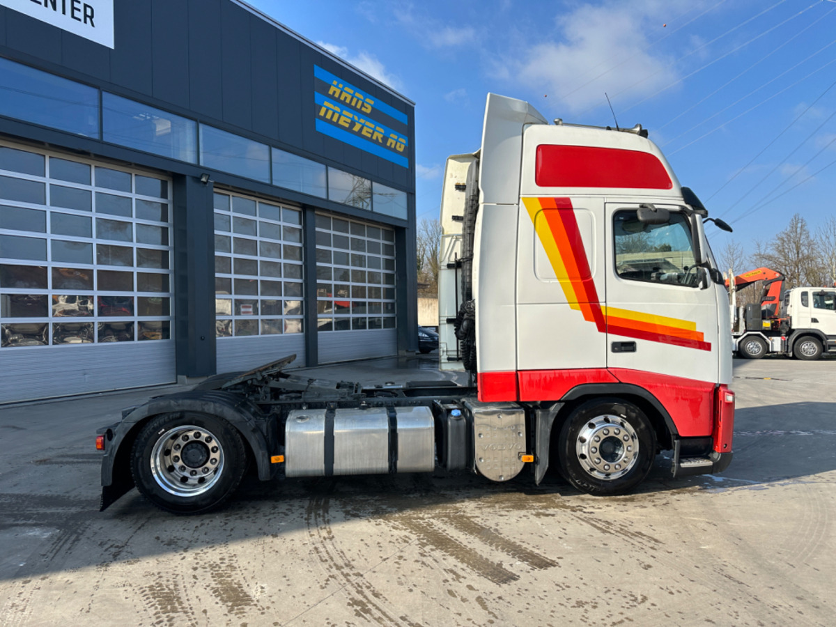VOLVO FH-420 4x2 Lowdeck - Nyergesvontató: 5 kép. VOLVO FH-420 4x2 Lowdeck - Nyergesvontató: 5 kép.