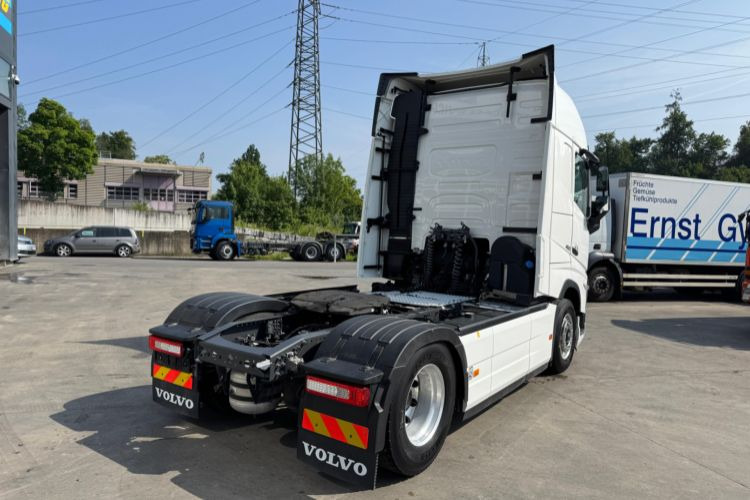Volvo FH-460 4x2 Retarder C1340 - Nyergesvontató: 5 kép. Volvo FH-460 4x2 Retarder C1340 - Nyergesvontató: 5 kép.