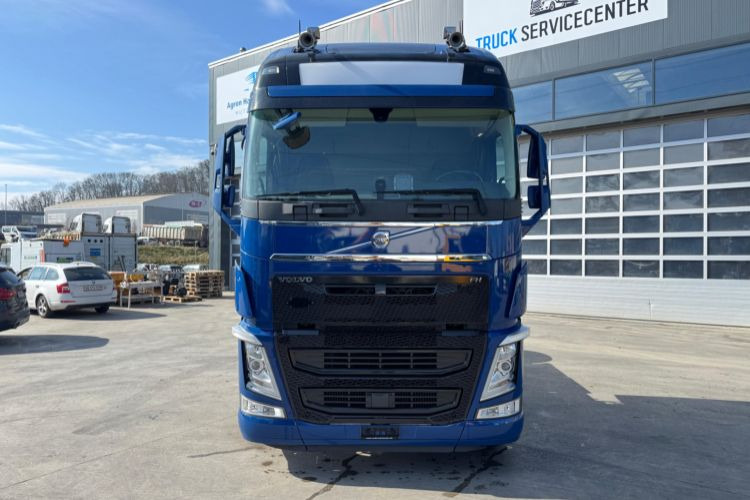 Volvo FH-500 TC 4x2 - Nyergesvontató: 2 kép. Volvo FH-500 TC 4x2 - Nyergesvontató: 2 kép.