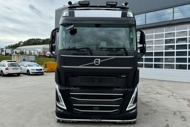 Volvo FH-500 TC 6x2 - Nyergesvontató: 2 kép. Volvo FH-500 TC 6x2 - Nyergesvontató: 2 kép.
