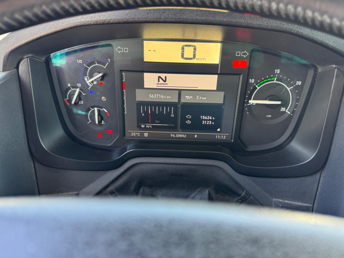 Billenőplatós teherautó RENAULT C520 10x4 Kipper: 18 kép.