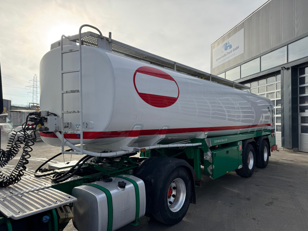 SCHWARZMÜLLER Tank 32'770L 3 Kammern - Tartályos félpótkocsi: 1 kép. SCHWARZMÜLLER Tank 32'770L 3 Kammern - Tartályos félpótkocsi: 1 kép.