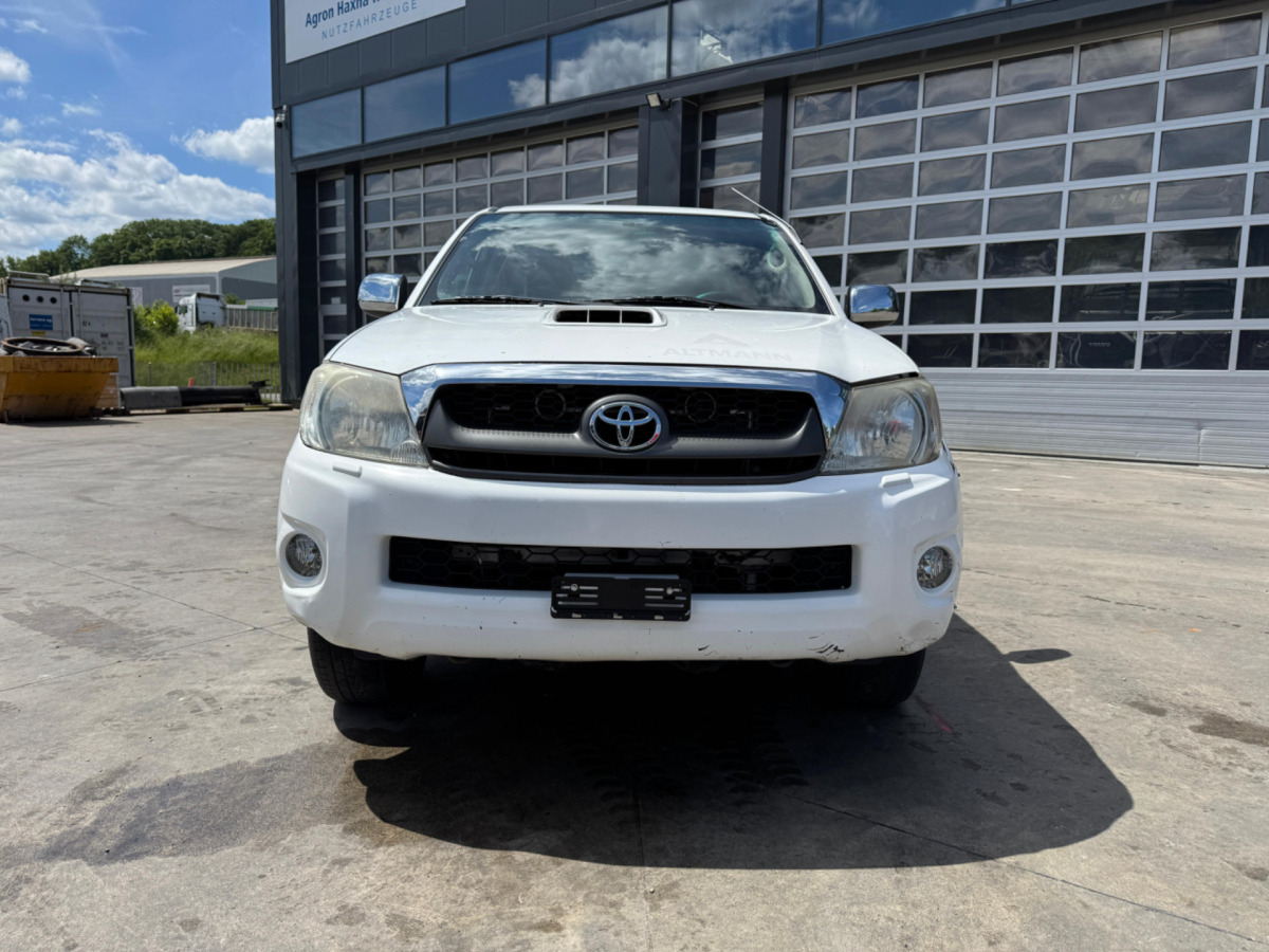TOYOTA Hilux 3.0D 4WD - Pickup: 2 kép. TOYOTA Hilux 3.0D 4WD - Pickup: 2 kép.