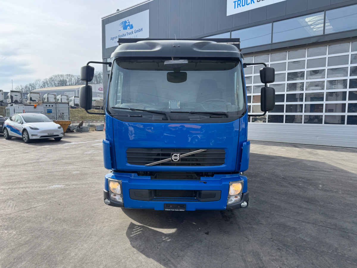 VOLVO FLL-290 - Ponyvás teherautó: 2 kép. VOLVO FLL-290 - Ponyvás teherautó: 2 kép.
