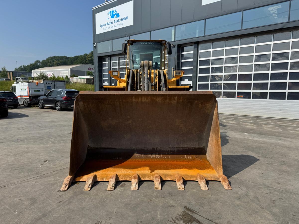 VOLVO L150E - Gumikerekes homlokrakodó: 5 kép. VOLVO L150E - Gumikerekes homlokrakodó: 5 kép.