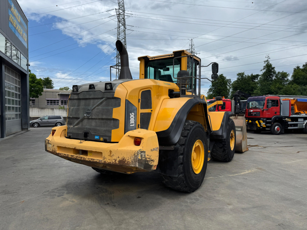 VOLVO L180G - Gumikerekes homlokrakodó: 4 kép. VOLVO L180G - Gumikerekes homlokrakodó: 4 kép.