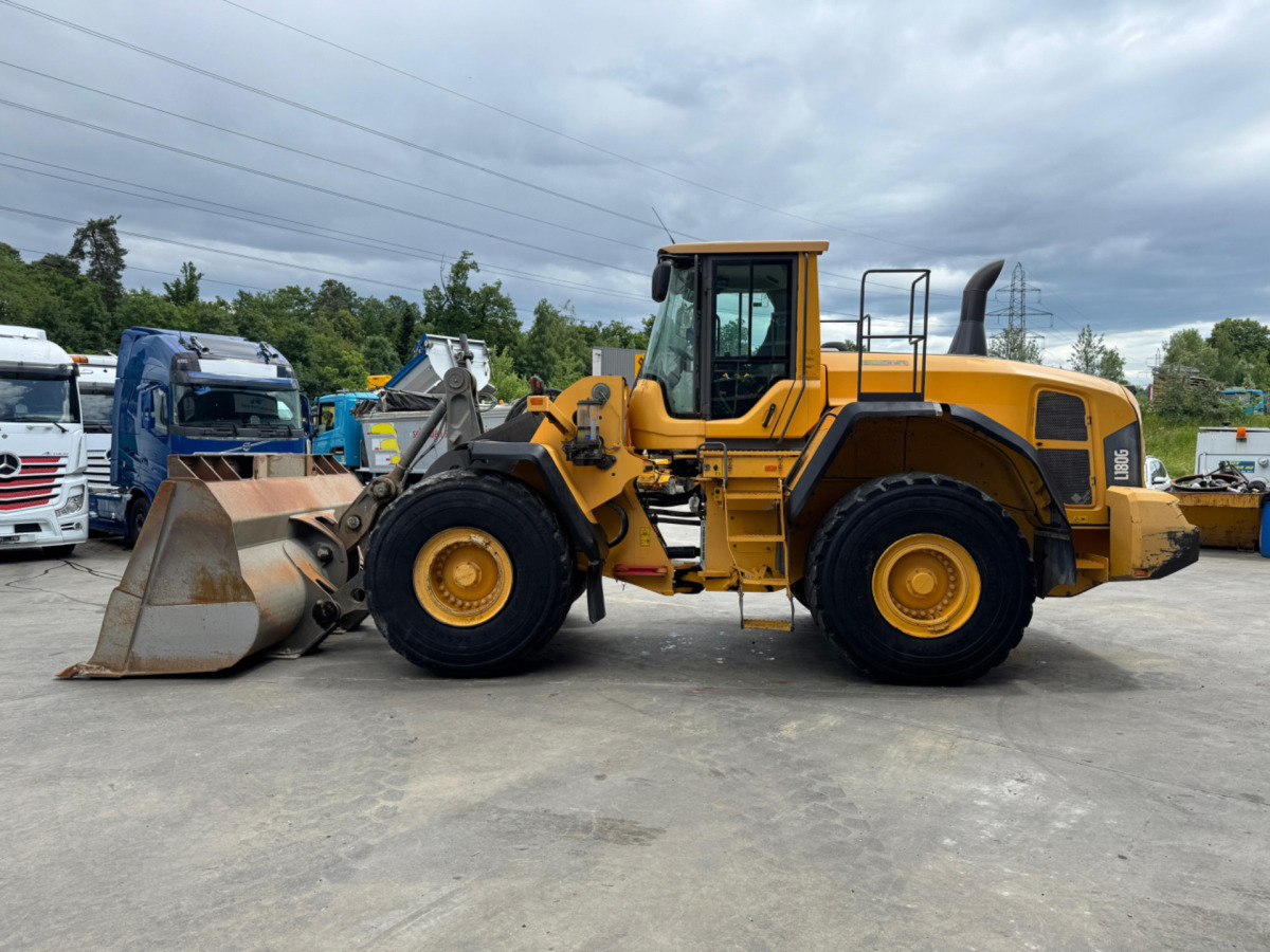 VOLVO L180G - Gumikerekes homlokrakodó: 1 kép. VOLVO L180G - Gumikerekes homlokrakodó: 1 kép.
