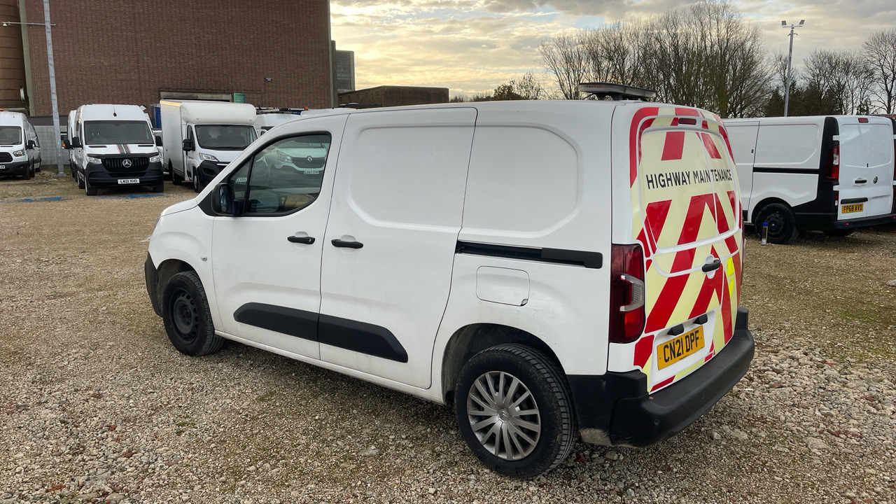 CITROEN BERLINGO ENTERPRISE 650 1.5 BLUEHDI 75PS - Kis furgon: 3 kép. CITROEN BERLINGO ENTERPRISE 650 1.5 BLUEHDI 75PS - Kis furgon: 3 kép.