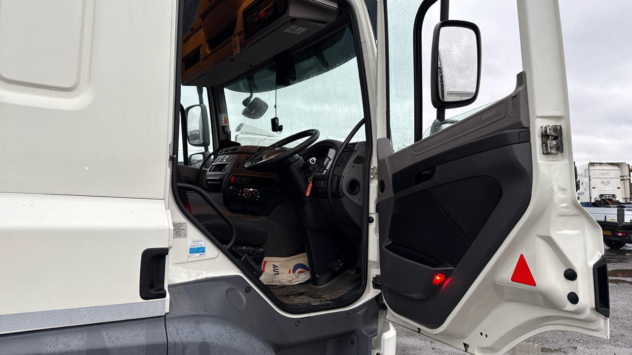 DAF CF 260 - Ponyvás teherautó: 5 kép. DAF CF 260 - Ponyvás teherautó: 5 kép.