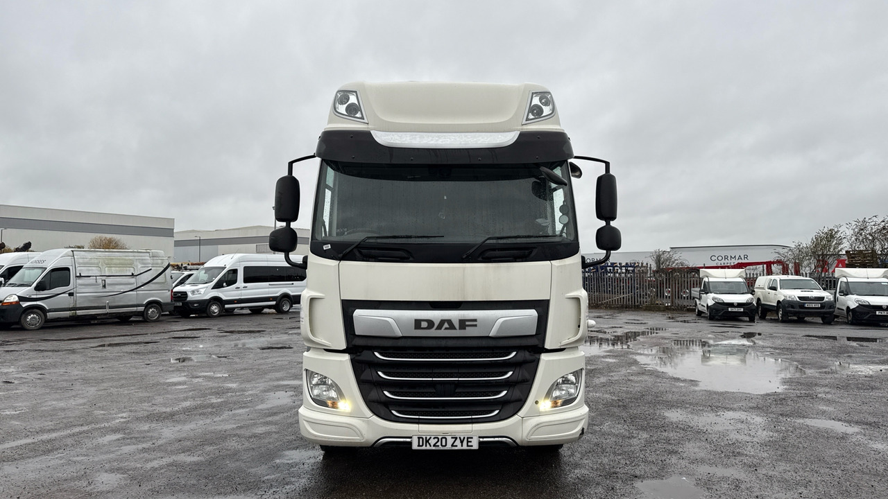 Ponyvás teherautó DAF CF 260: 13 kép.