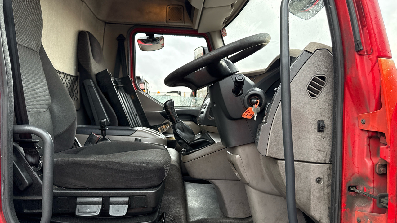 DAF LF 150 - Dobozos felépítményű teherautó: 5 kép. DAF LF 150 - Dobozos felépítményű teherautó: 5 kép.