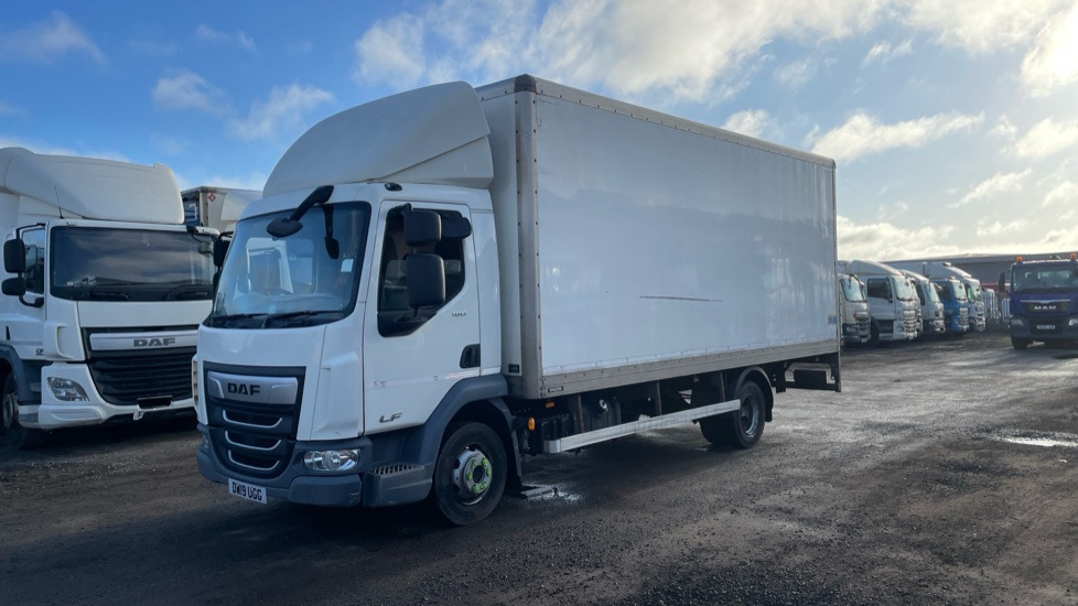 DAF LF 180 - Dobozos felépítményű teherautó: 2 kép. DAF LF 180 - Dobozos felépítményű teherautó: 2 kép.